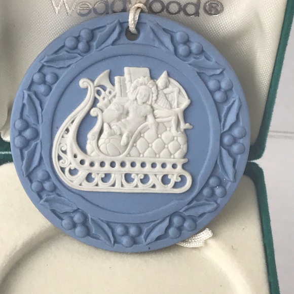 VINTAGE WEDGWOOD - Annual Jasperware Sleigh Ornament - Picture 2 of 7